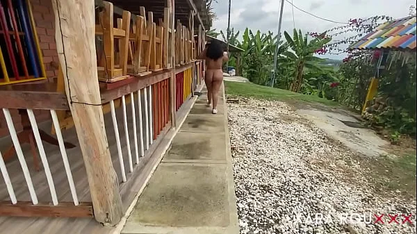 Caminando Desnudas En La Granja Del Vecino Con Mi Madrastra