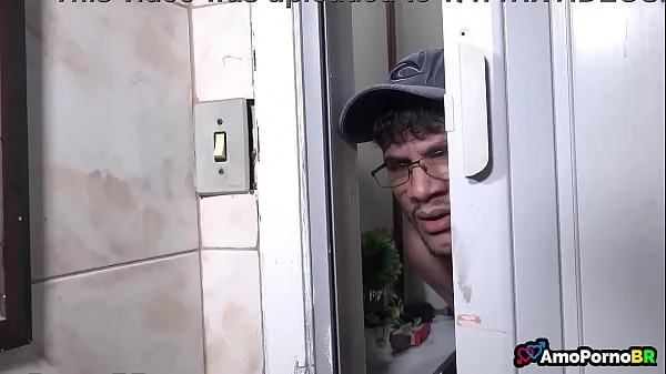 Mulher casada pedindo ajuda ao vizinho