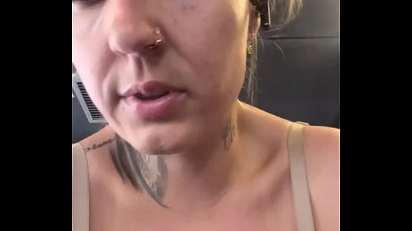 Fui treinar na academia não percebi que estava só de sutiã por baixo ! Os marombas passava e ficava olhando eu fiquei com muito tesão e toda molhada e minha calça branca molhadinha na buceta!