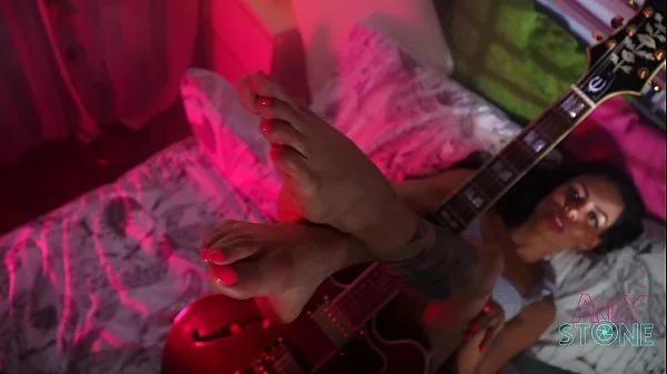 CANELA SKIN  CAME TO VISIT ME AND I TAKE HER PHOTOS.... THEN SHE OFFERED ME TO ... FUCK HER.. (first part video)