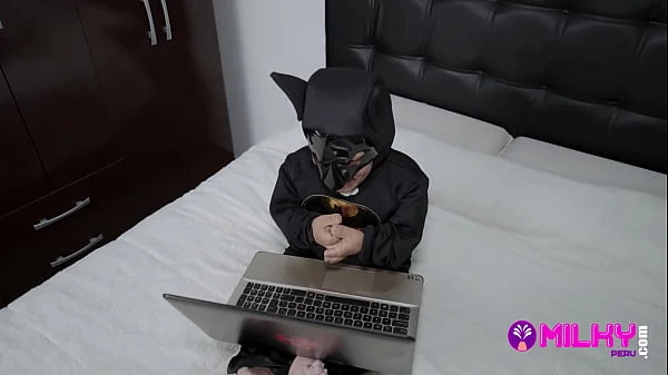 Batman enano aprovecha la oportunidad para meterce en la cama de la culona Thaina Fields... Ese es tu héroe? Porque el mio sí