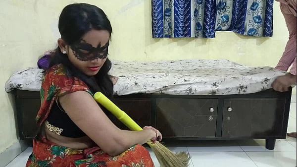 देसी भाभी ने अपना घर साफ कर रही थी तो उसका साहब आकार चोद दिया भाभी को