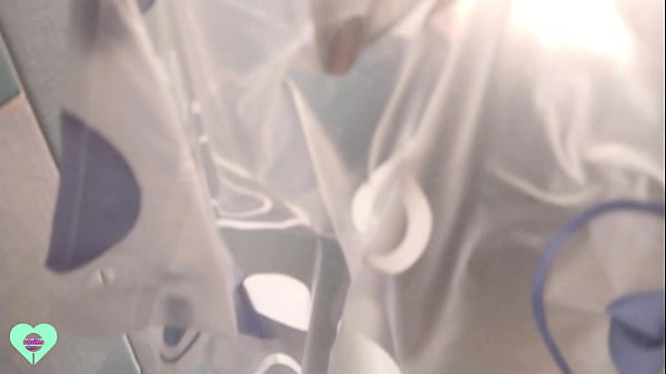 Descubrí porque mi hermanastra se tarda tanto en bañarse