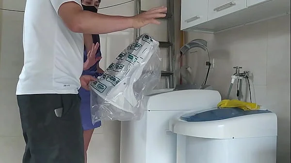 Casada provocando o técnico que foi arrumar a máquina de lavar roupas, a safada abriu o roupão na frente dele (Completo no RED e no Sheer)