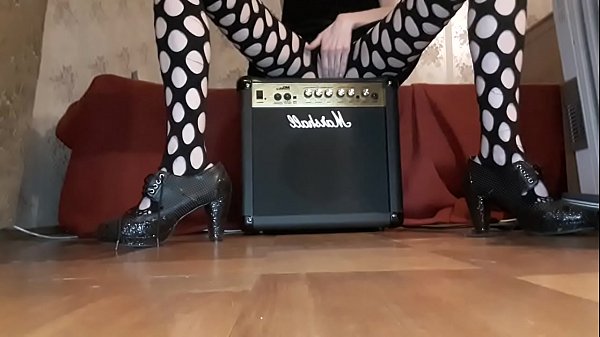 Feels like a rock star. Tracy Naghavi cums from her favourite vibrator.