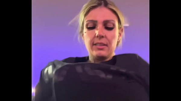 At the gym I got very hot, I took off my shirt, I was in a bra, wow, I was very horny and hot, I ran sweat from my pussy