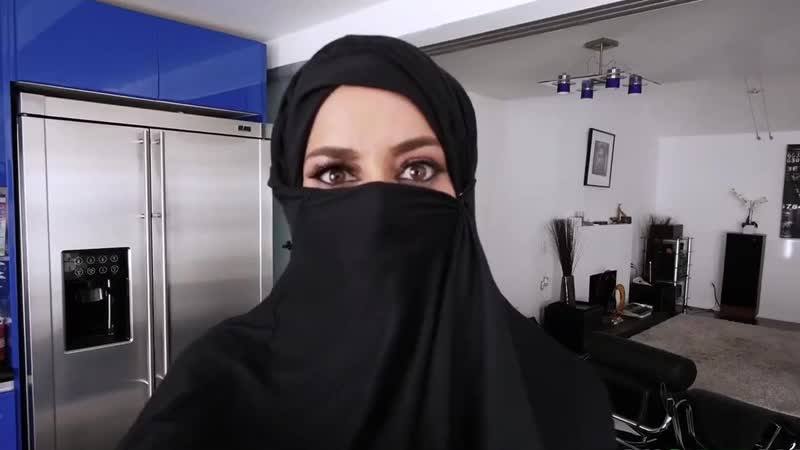 A girl with an Arab appearance in a hijab gave a blow job and let herself be fucked in a motel for money | arabian love fuck and sock long cock